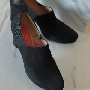Pas de Rouge Black Slip-On Women’s Heels